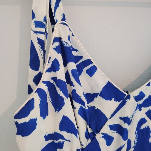 Alexis Vlogger FAV ASYMMETRICAL DRESS - Picture 4 of 7